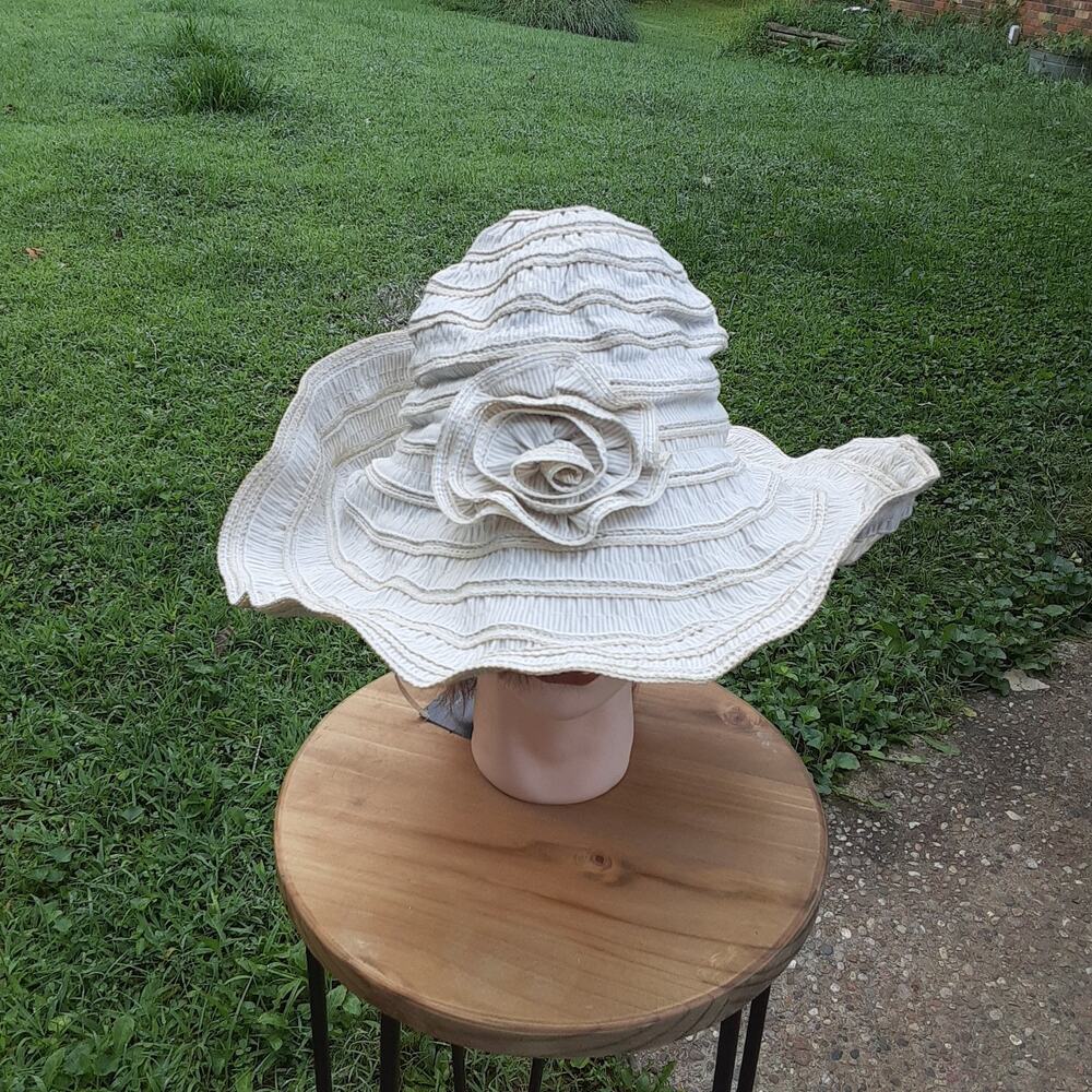 Floppy Hat New No Tags Floral Creams Adjustable